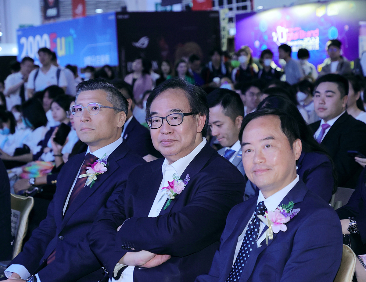  政府资讯科技总监黄志光先生（右）、立法会卢伟国议员（中）与立法会邱达根议员（左）于「大湾区STEM卓越奖2023颁奖典礼」合照。