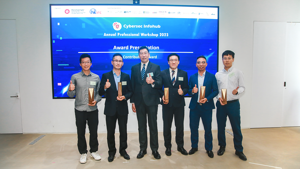 助理政府资讯科技总监（网络安全及数码个人身分）张宜伟先生（左三）与得奖机构代表合照。