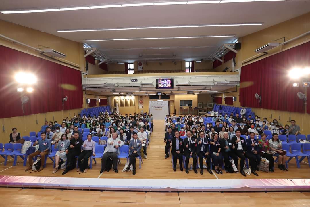 副政府资讯科技总监黄敬文先生（前排左七）与其他「『美好香港印象：AI 与香港文化的融合之旅』AI生成绘图设计比赛颁奖典礼」嘉宾于台下大合照。
