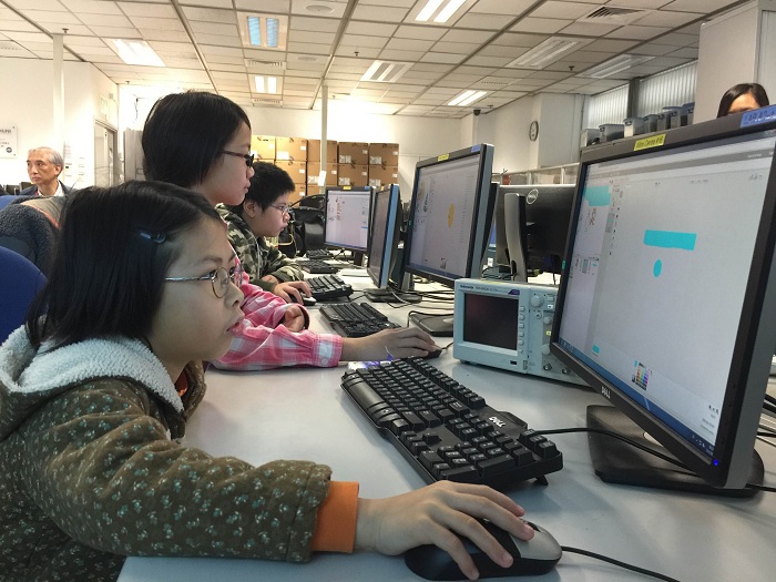 学生于2015年2月的编程一小时工作坊中编写程式