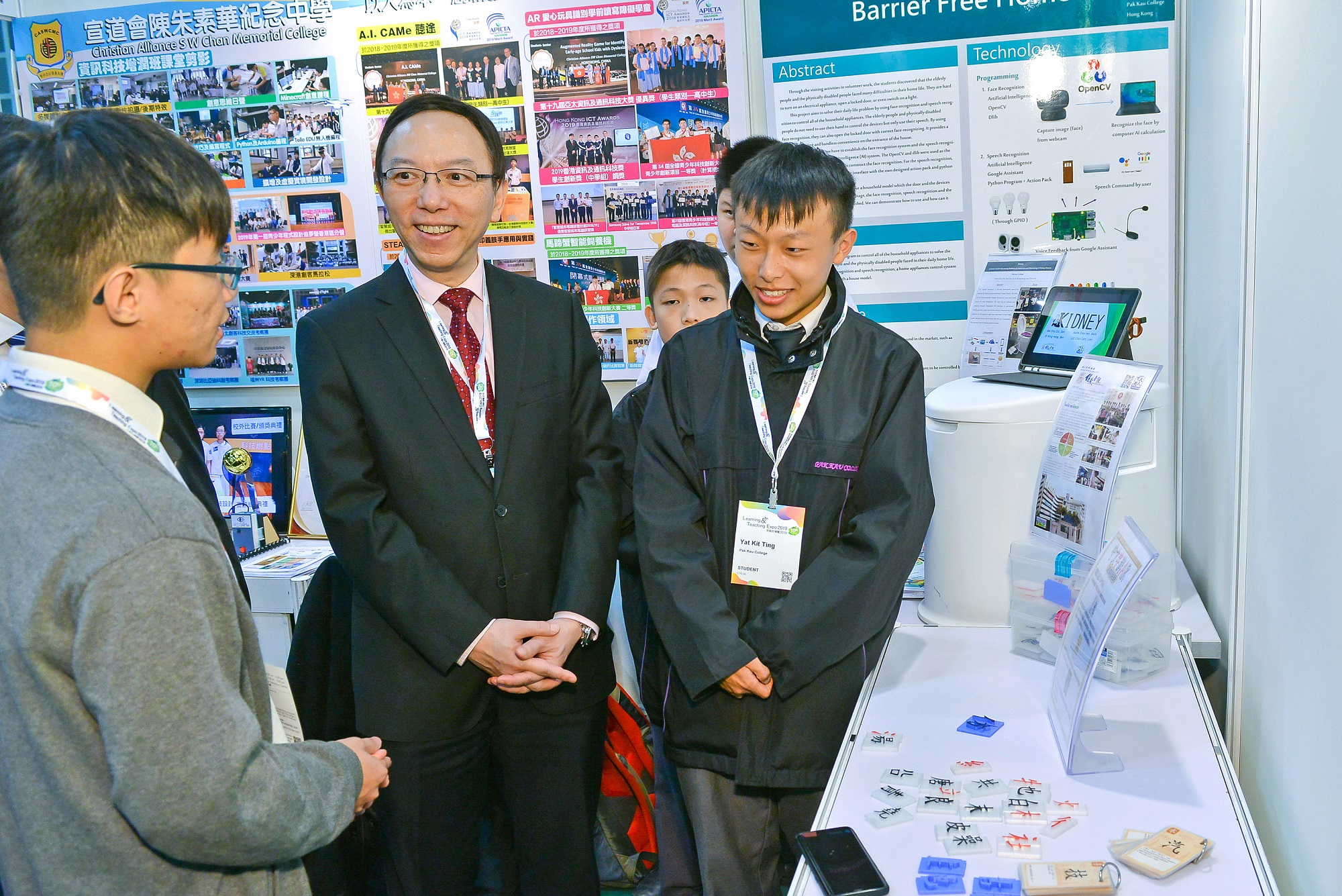 伯裘书院展示他们的「中文卡牌AR」，作品获得Samsung Solve for Tomorrow 2018中学组冠军。