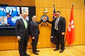 創新及科技局局長楊偉雄（中）今日（九月七日）在澳洲悉尼參觀澳洲證券交易所，與營運總裁Timothy Hogben（右）會面，加深了解澳洲支持科技公司上巿的措施。旁為澳洲證券交易所上市和發行服務總經理Max Cunningham（左）。