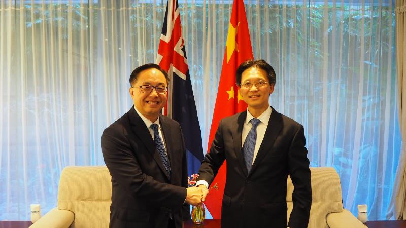創新及科技局局長楊偉雄（左）今日（九月七日）在澳洲悉尼拜會中國駐悉尼總領事顧小傑。