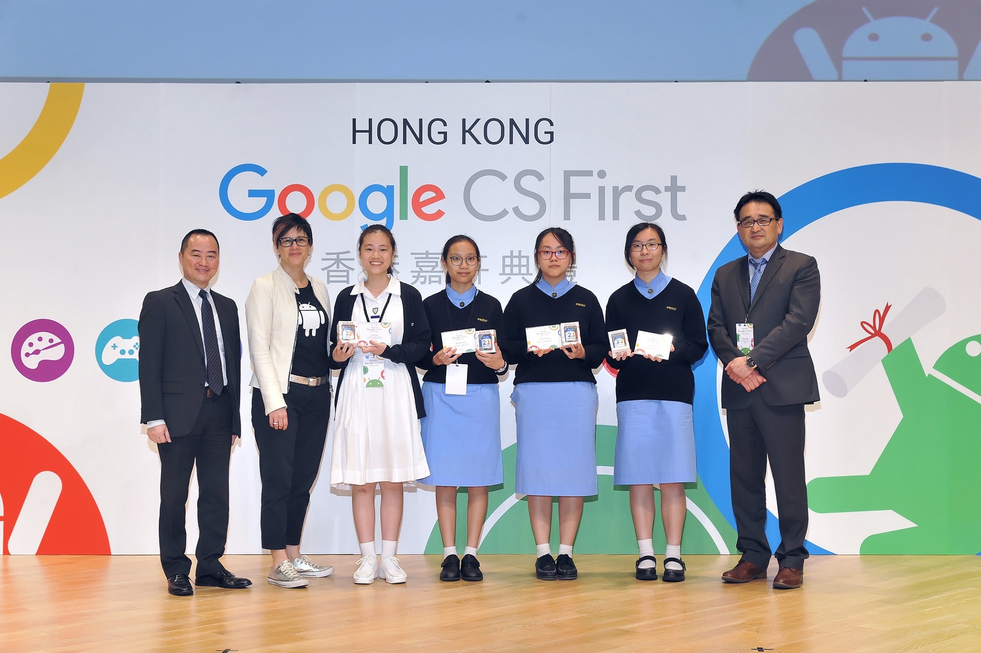 助理政府資訊科技總監（產業發展）黃志光（左一）頒發獎項予得獎者。