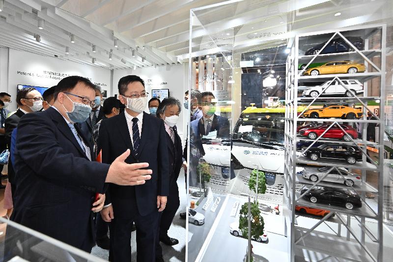創新及科技局局長薛永恒（左二）今日（十月二十七日）參觀國際資訊科技博覽智慧政府展館，聽取有關運輸署自動泊車系統的介紹。