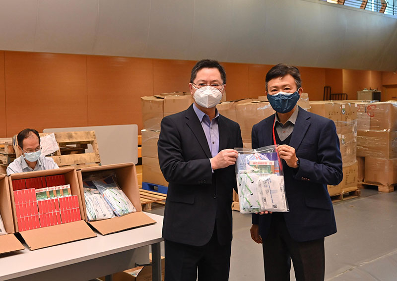 創新及科技局局長薛永恒（左）今日（三月十日）到訪位於廉政公署的抗疫物資包分發中心，視察分發中心的運作，並與廉政專員白韞六（右）合照。