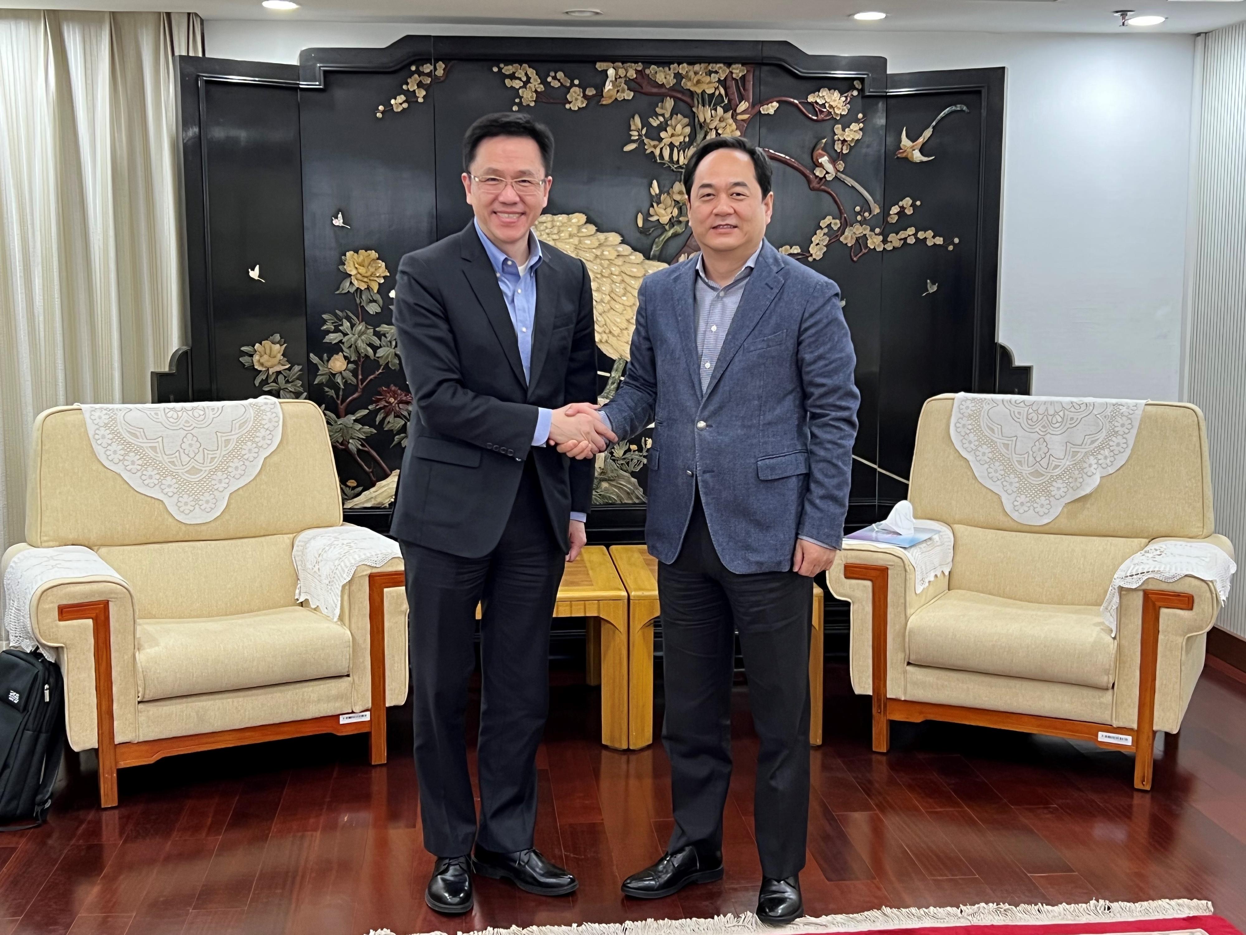 創新科技及工業局局長孫東教授（左）今日（一月十八日）在北京到訪國務院港澳事務辦公室，拜會辦公室副主任楊萬明（右）。