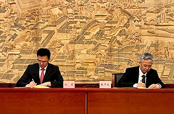 創新科技及工業局局長孫東教授（左）與國家互聯網信息辦公室副主任趙澤良（右）昨日（六月二十九日）在北京簽署《促進粵港澳大灣區數據跨境流動的合作備忘錄》。