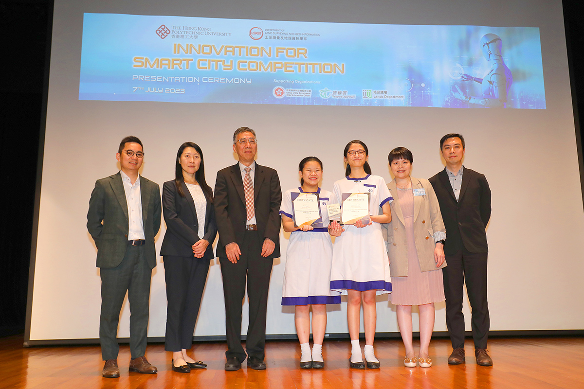 資科辦總系統經理（智慧城市）胡曄女士（左二）今日（七月七日）在「Innovation For Smart City Competition」頒獎典禮上與亞軍得獎隊伍拔萃女書院代表及其他嘉賓合照。