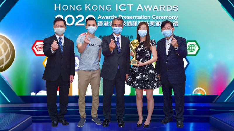 財政司司長陳茂波（中）在今日（十二月四日）播放的2020年香港資訊及通訊科技獎頒獎典禮上，向Blutech IoT Ltd的代表頒發全年大獎，並與創新及科技局局長薛永恒（左一）及2020香港資訊及通訊科技獎最終評審委員會主席何順文教授（右一）一同合照。