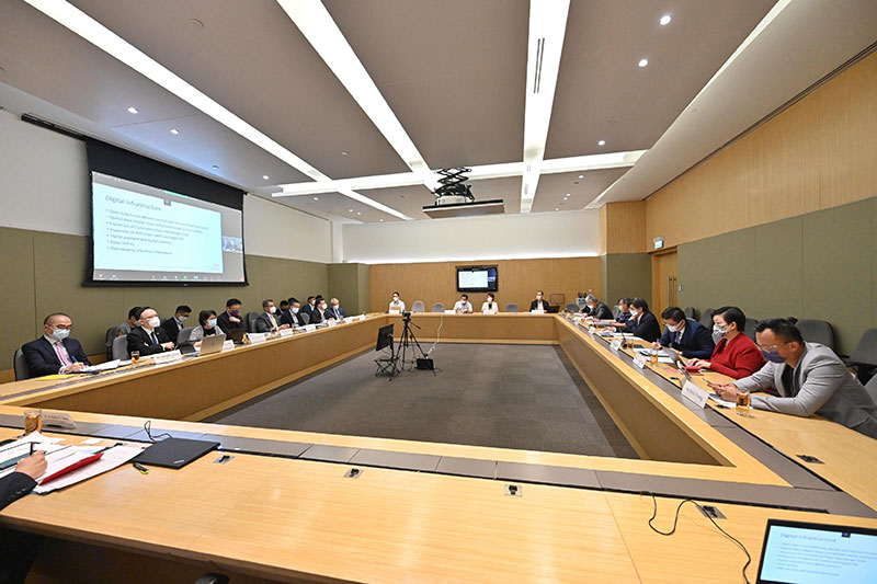 財政司司長陳茂波（左五）今日（七月十一日）主持數字化經濟發展委員會第一次會議。
