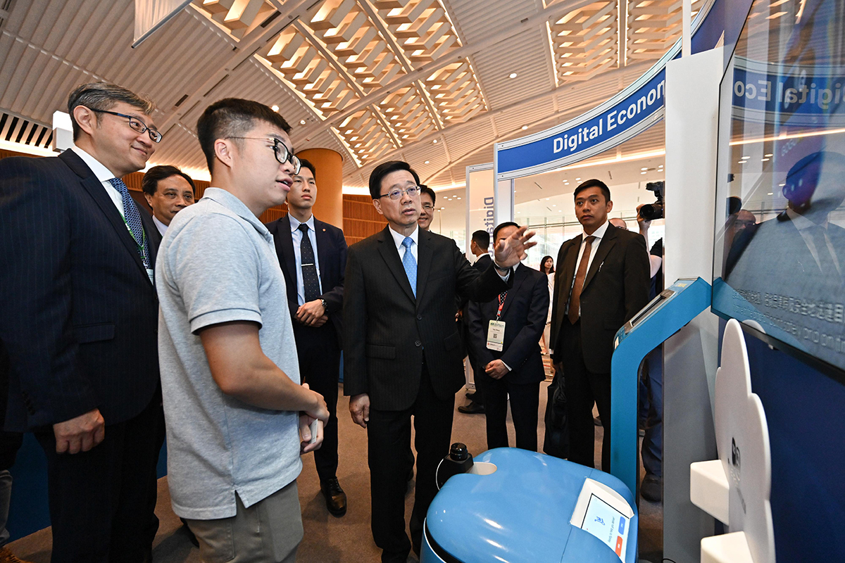 行政長官李家超（左三）今日（四月十三日）出席數字經濟峰會2023前參觀展覽。