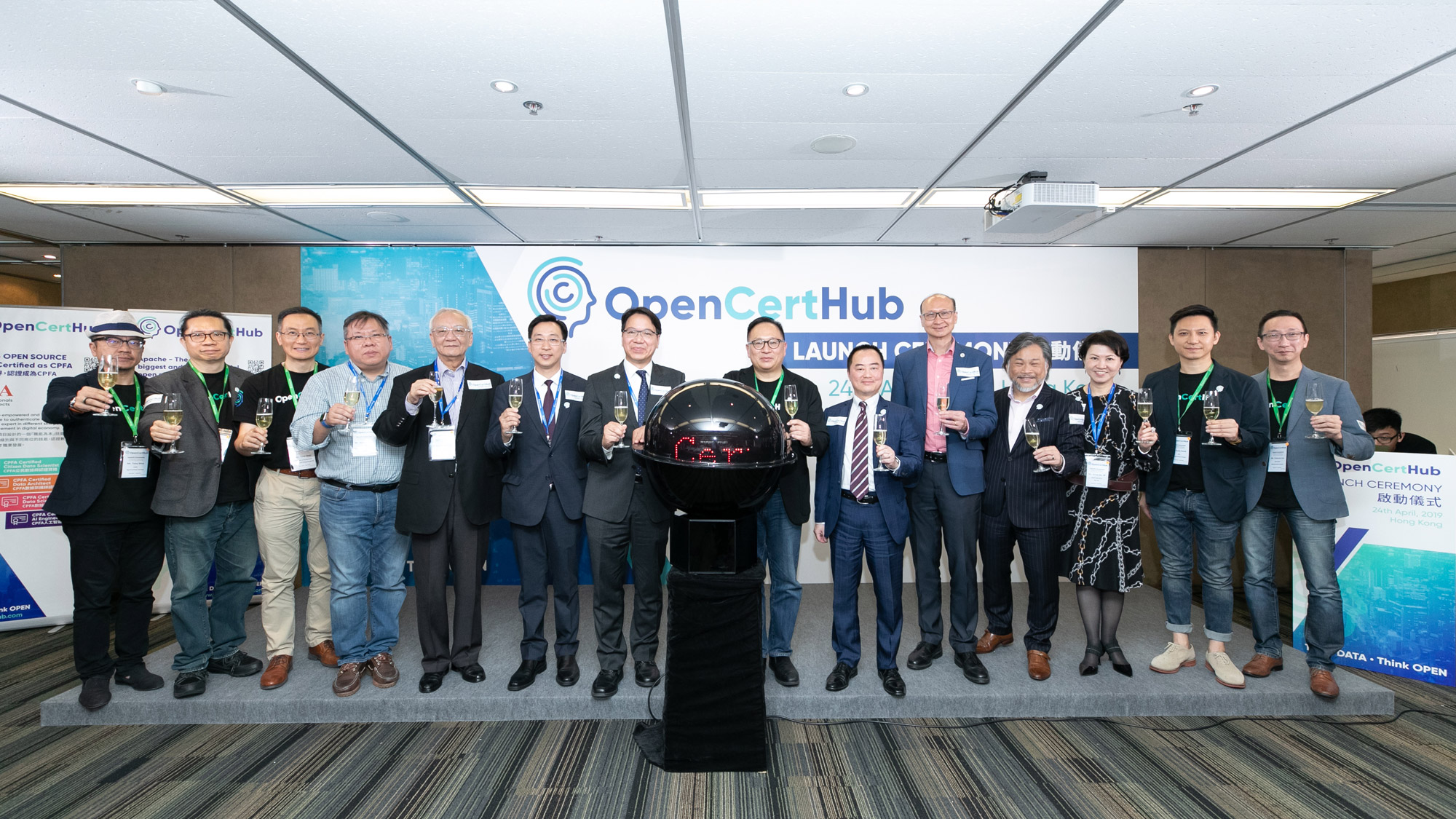 助理政府資訊科技總監（產業發展）黃志光先生（右六）與主辦單位代表及其他嘉賓為「OpenCertHub 啟動儀式」祝酒