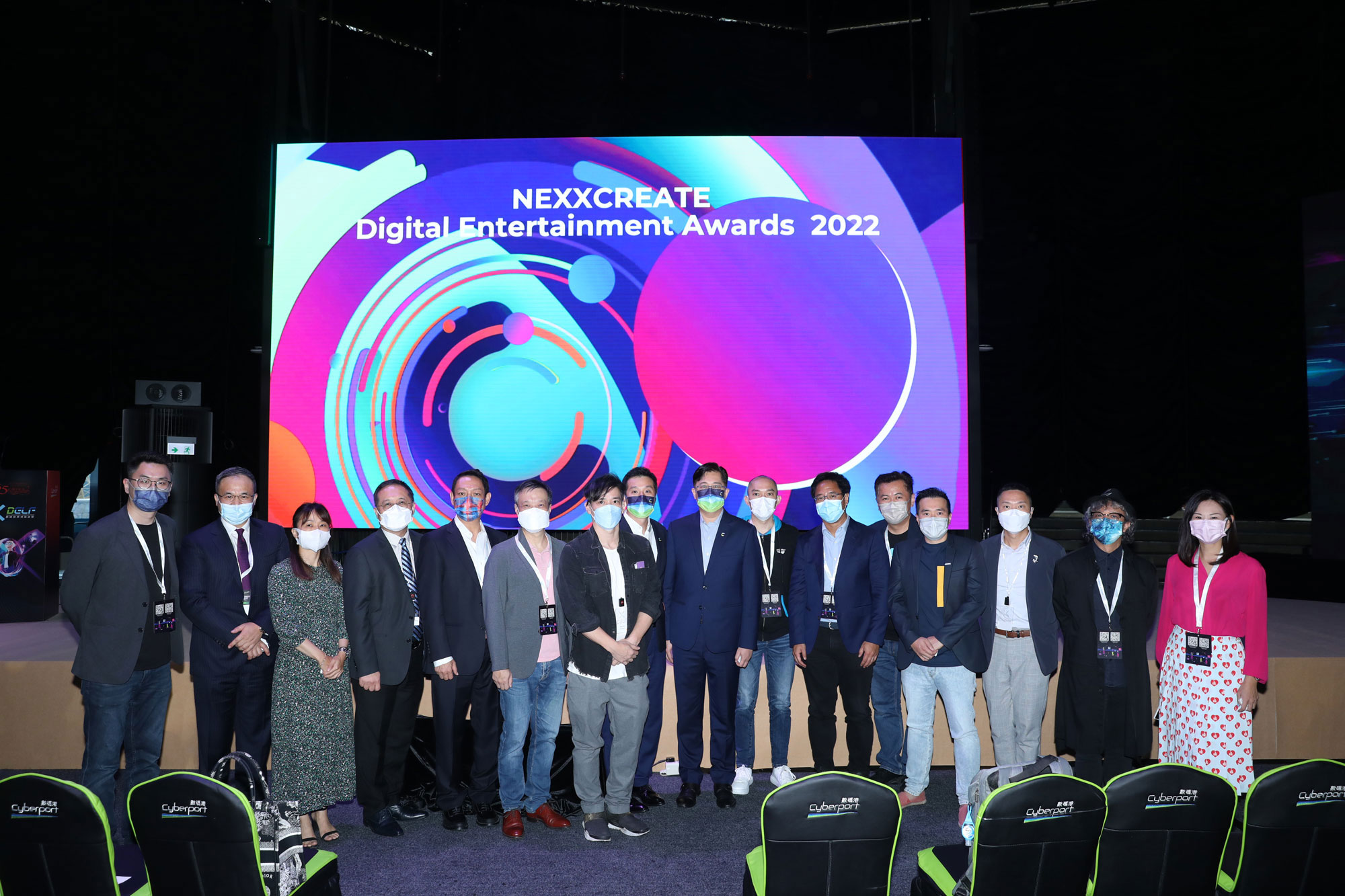 副政府資訊科技總監(署任)黃敬文先生（左四）及Network of EdTech Hong Kong (NEXX)主席嚴偉文先生（左七）於「NEXXCREATE 數碼娛樂大獎2022頒獎典禮」與講者及嘉賓合照