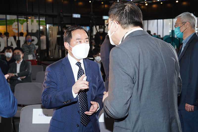 副政府資訊科技總監黃志光先生（左）與嘉賓交流