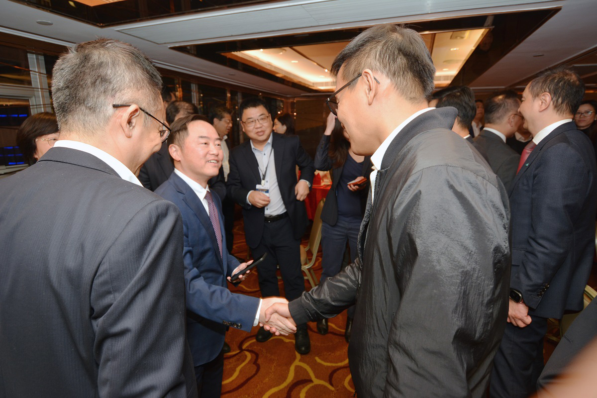 政府資訊科技總監黃志光先生（左二）在「數字經濟發展新機遇峰會及晚宴」上與創科業界交流。