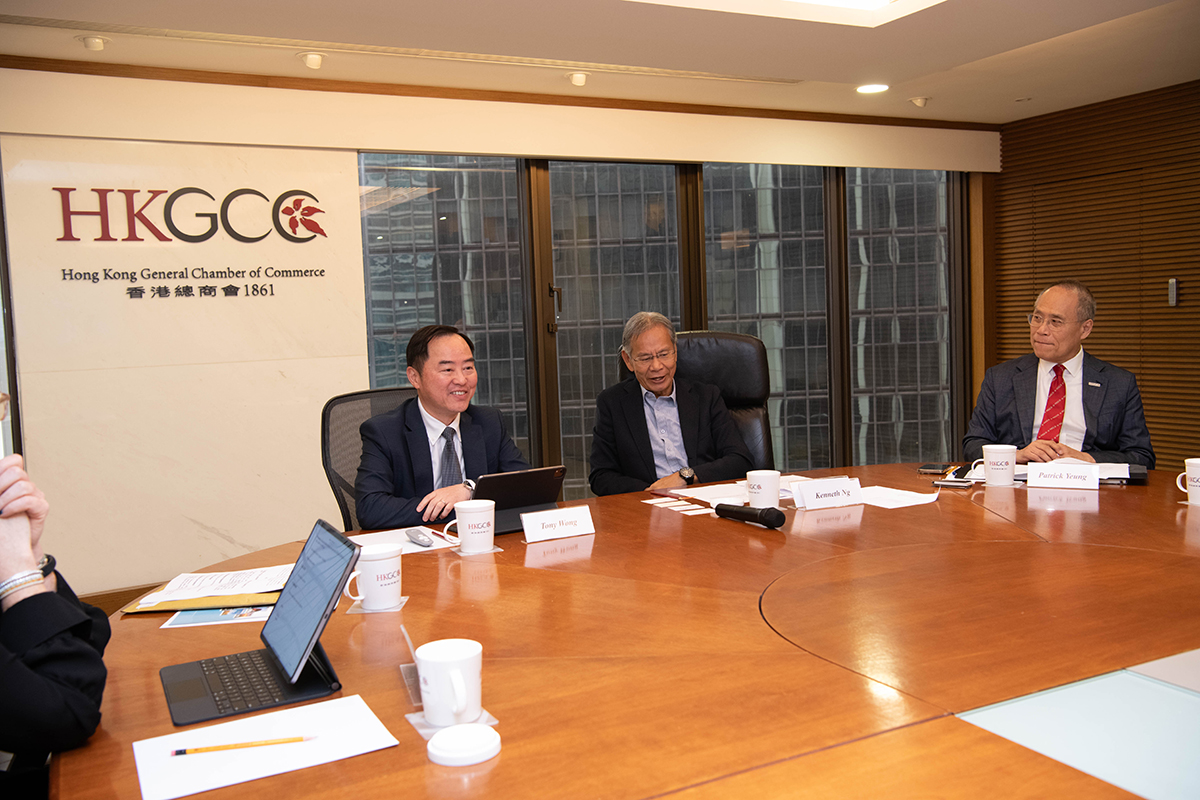 政府資訊科技總監黃志光先生（右三）在「香港總商會法律委員會會議」上進行簡報。