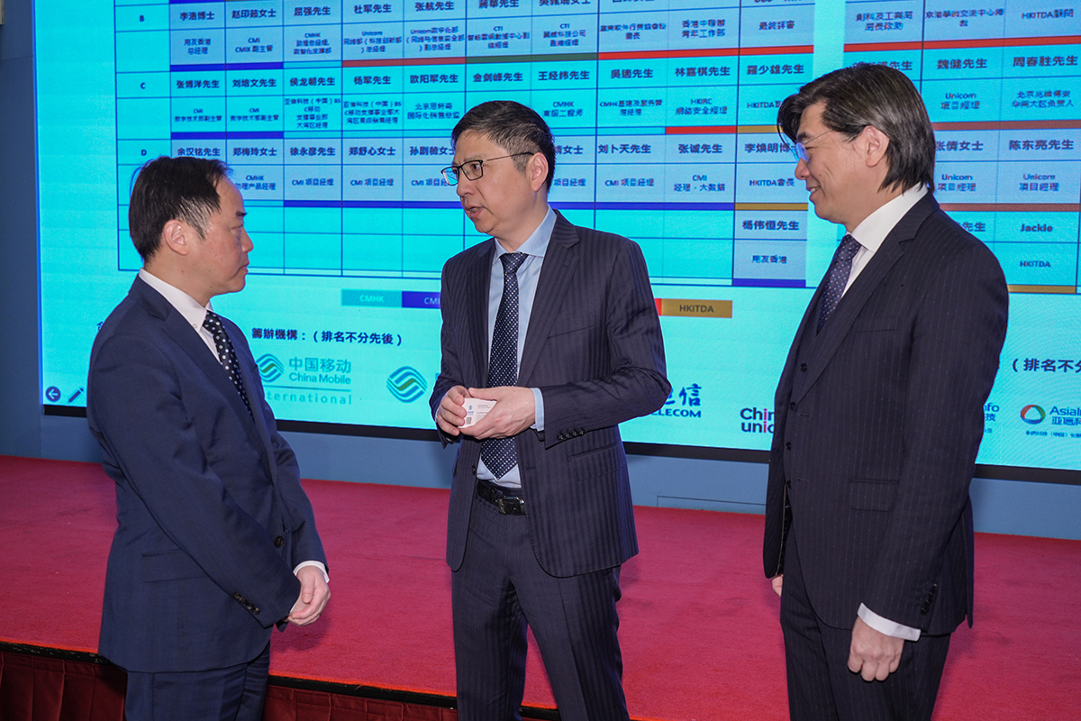 政府資訊科技總監黃志光先生（左）與5G產業聯盟創會會長李帆風先生（右）及其他嘉賓交流。