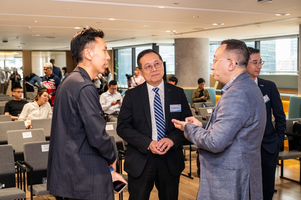 副政府資訊科技總監黃敬文先生（中）在研討會上與香港互動市務商會創會及榮譽會長方保僑先生（右）及其他嘉賓交流。