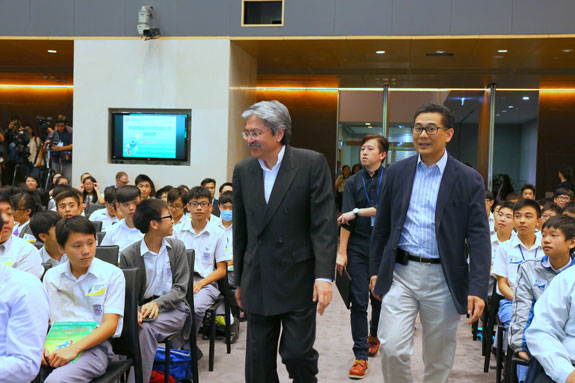 相片1 - 財政司司長曾俊華先生, GBM, JP, 到達中學資訊科技增潤計劃啟動典禮會場