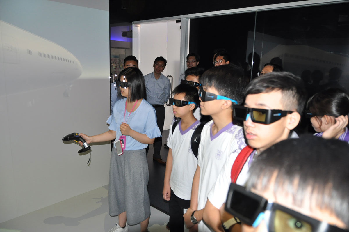 相片3 - 學生利用虛擬實境(VR)及擴增實境(AR)技術接受模擬職場培訓
