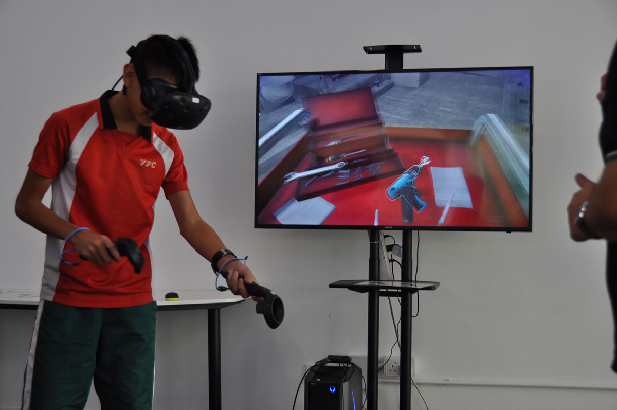 相片4 - 學生利用虛擬實境(VR)及擴增實境(AR)技術接受模擬職場培訓